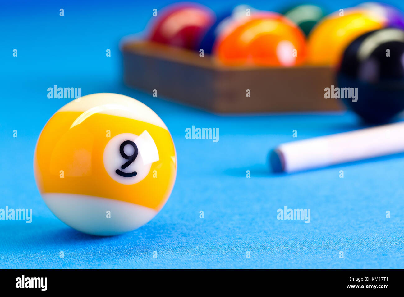 Piscina Biliardo gioco palla nove con cue e sfere nineball impostato sul  tavolo da biliardo con panno blu Foto stock - Alamy