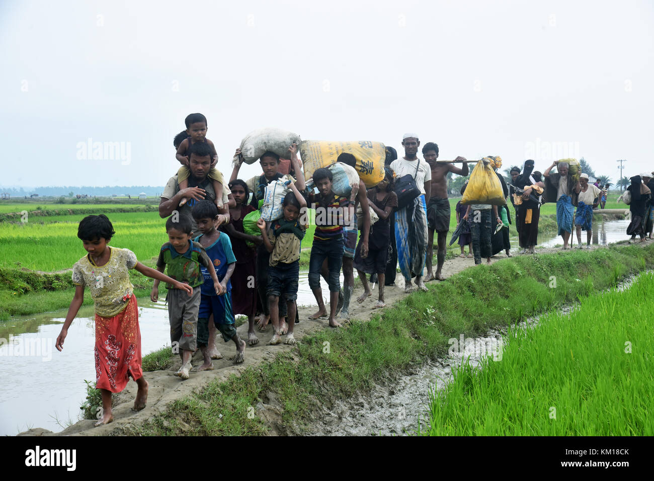 Centinaia di popolazione rohingya e attraversando il Bangladesh il confine come fuggire da Rakhain stato al Myanmar dopo aver attraversato il fiume Nuf in Taknuf, Bangladesh Foto Stock