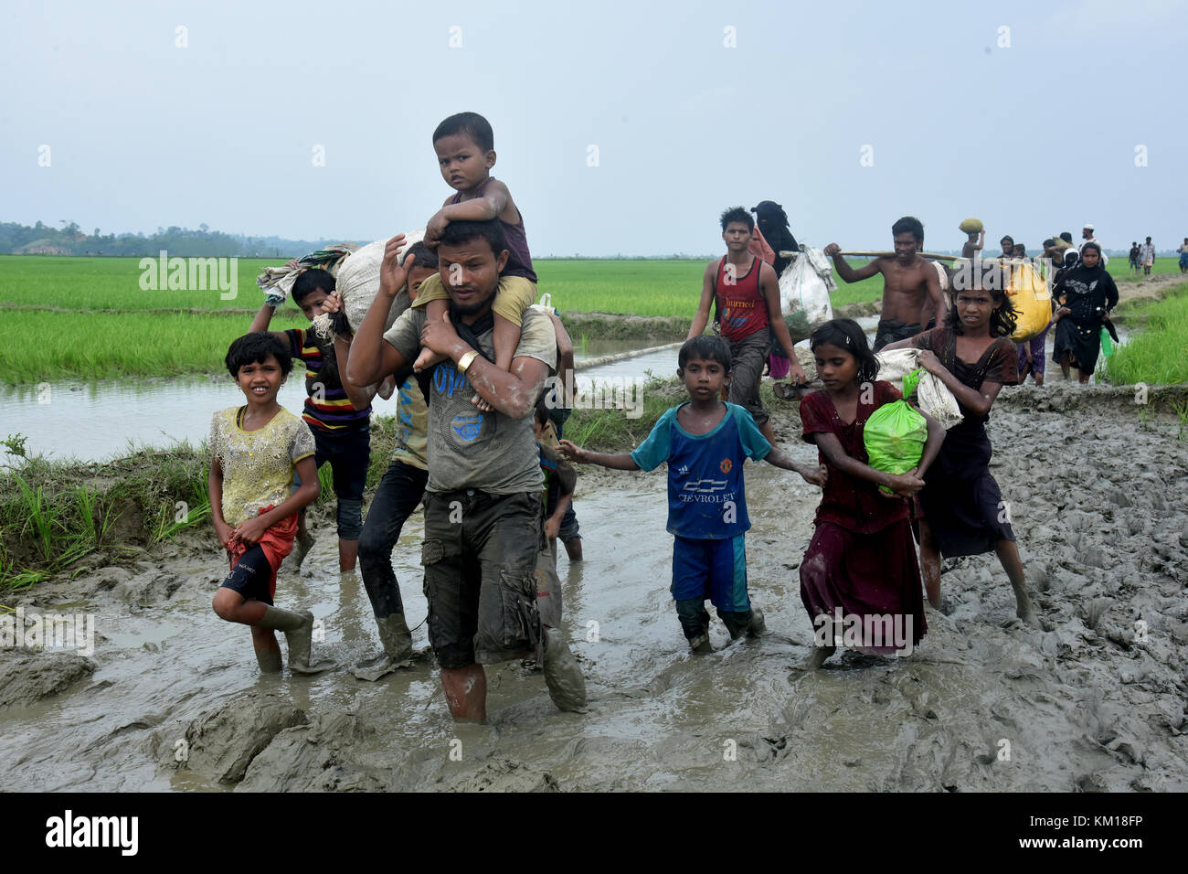 Centinaia di popolazione rohingya e attraversando il Bangladesh il confine come fuggire da Rakhain stato al Myanmar dopo aver attraversato il fiume Nuf in Taknuf, Bangladesh Foto Stock