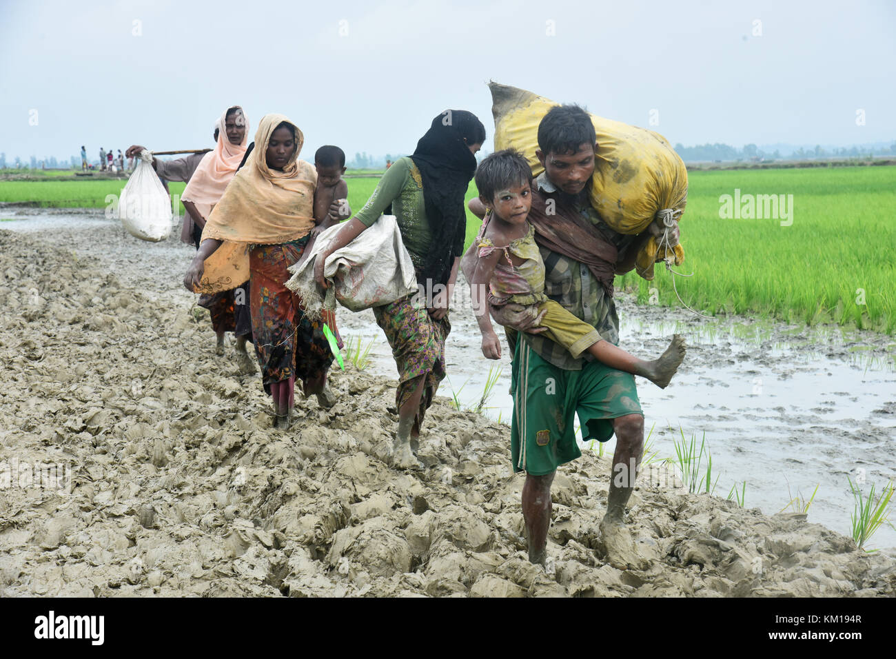 Centinaia di popolazione rohingya e attraversando il Bangladesh il confine come fuggire da Rakhain stato al Myanmar dopo aver attraversato il fiume Nuf in Taknuf, Bangladesh Foto Stock