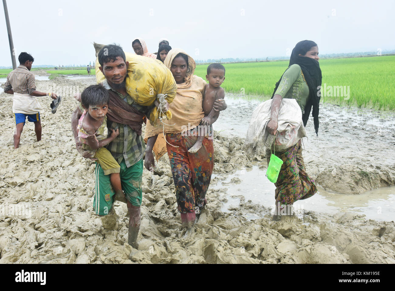 Centinaia di popolazione rohingya e attraversando il Bangladesh il confine come fuggire da Rakhain stato al Myanmar dopo aver attraversato il fiume Nuf in Taknuf, Bangladesh Foto Stock