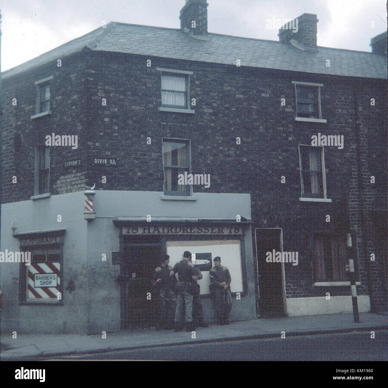 I soldati britannici a guardia della angolo di divis e durham strade nella parte occidentale di Belfast, all'altezza dell'Irlanda del Nord guai in agosto 1969 Foto Stock