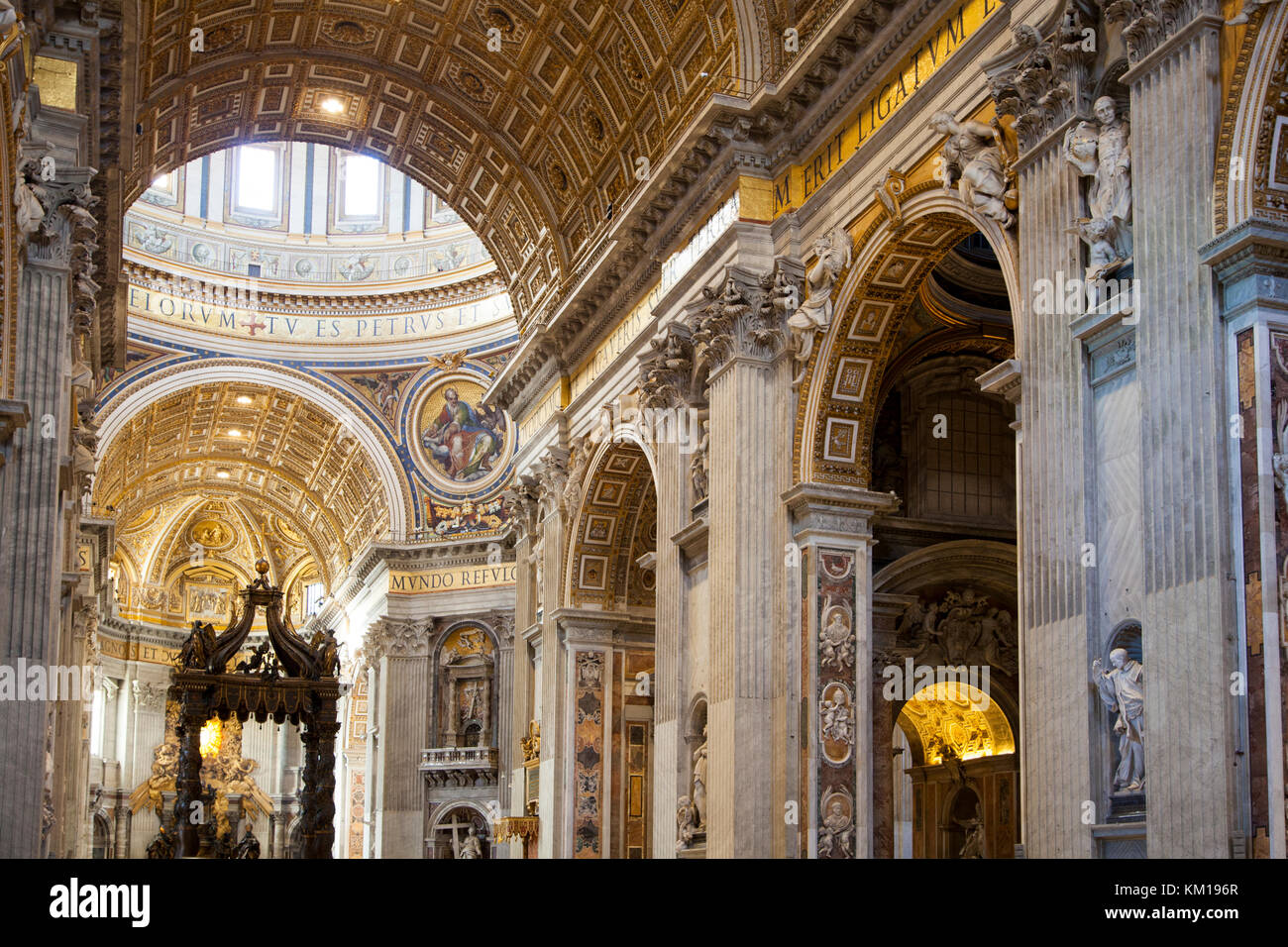 L'interno della Basilica di San Pietro nella Città del Vaticano, Roma, Italia. Foto Stock