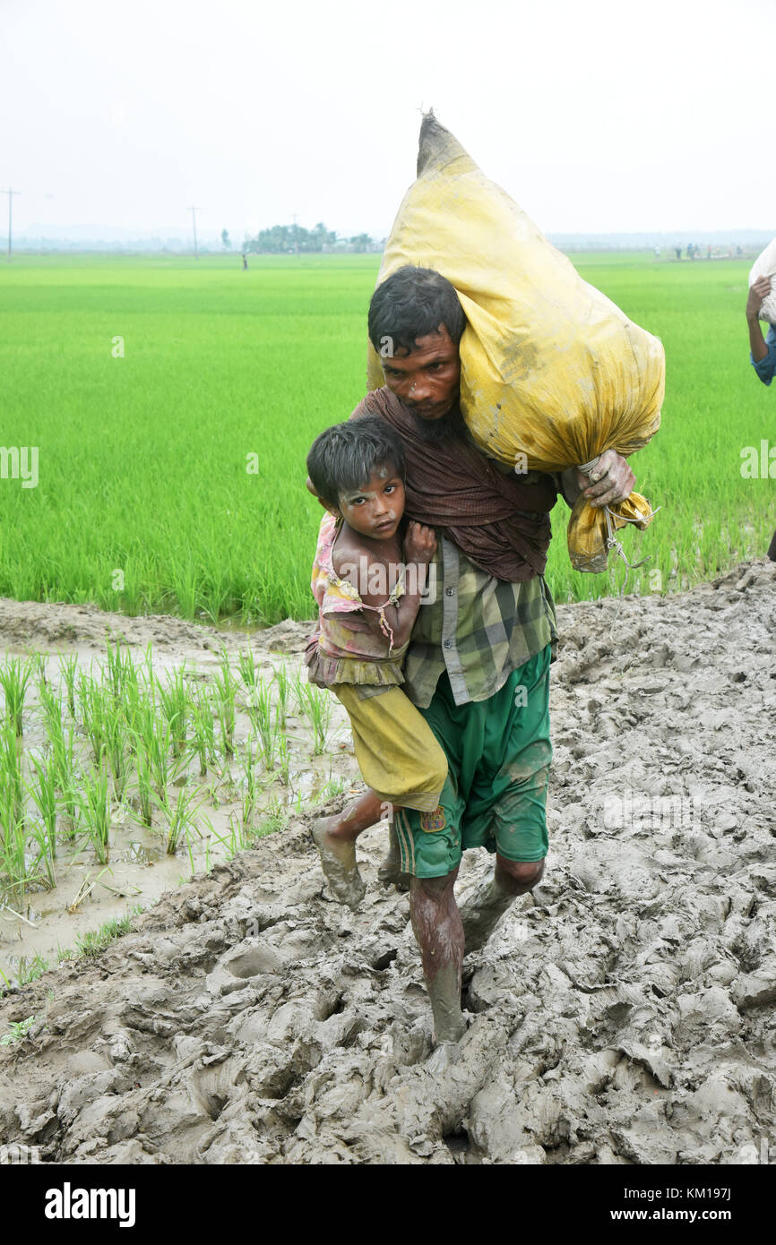 Centinaia di popolazione rohingya e attraversando il Bangladesh il confine come fuggire da Rakhain stato al Myanmar dopo aver attraversato il fiume Nuf in Taknuf, Bangladesh Foto Stock