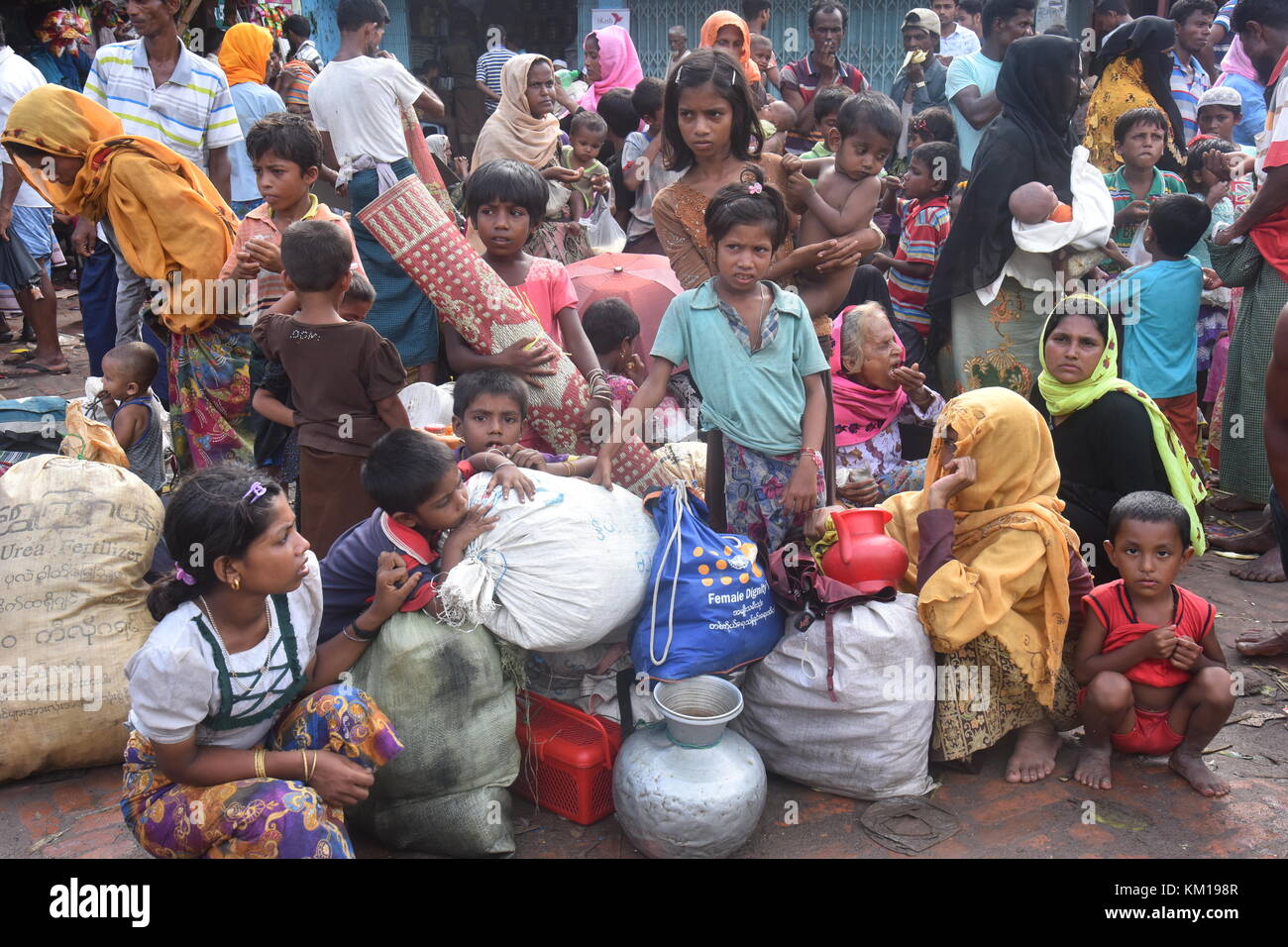 Centinaia di popolazione rohingya e attraversando il Bangladesh il confine come fuggire da Rakhain stato al Myanmar dopo aver attraversato il fiume Nuf in Taknuf, Bangladesh Foto Stock