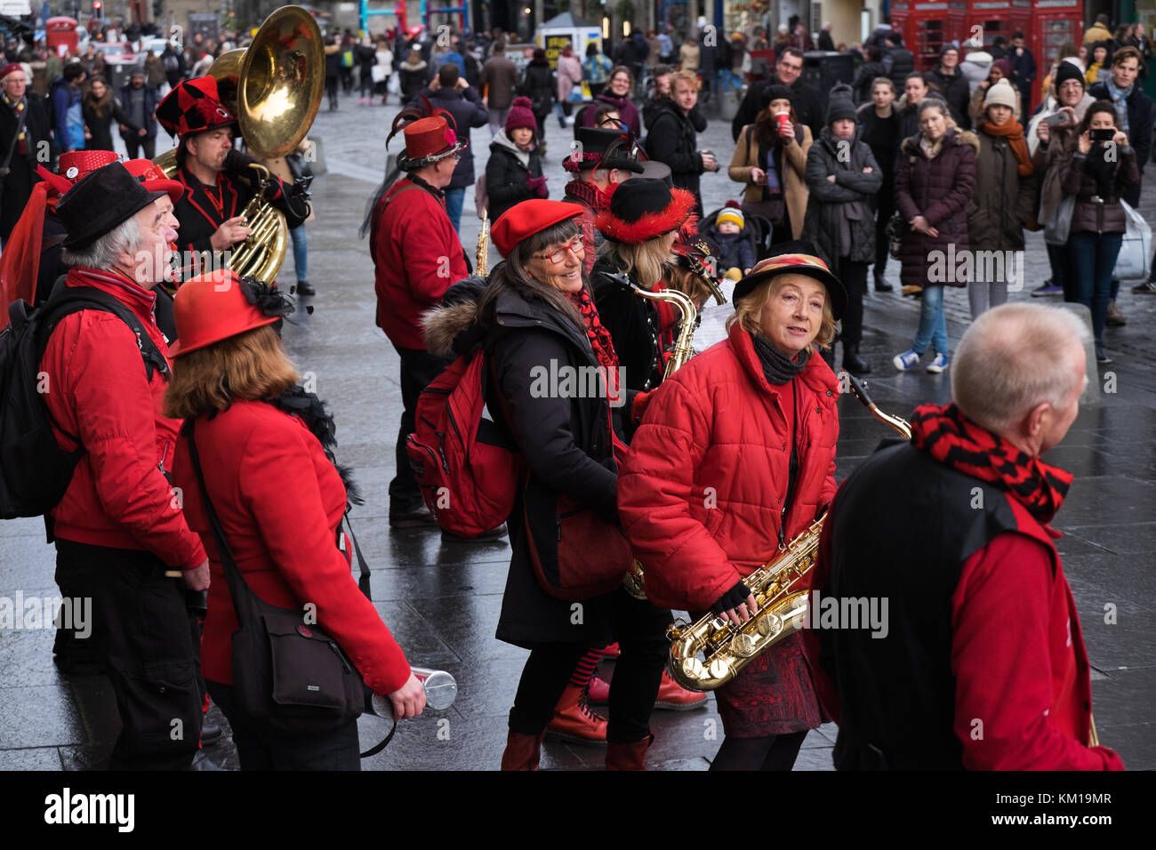 La band Cumbrian Street "Blast Furness" intrattiene la folla sul Royal Mile Edinburgh Scotland 3.12.17 Foto Stock