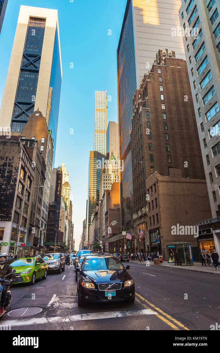 New york, Stati Uniti d'America - 6 maggio 2015: intersezione di Avenue of the Americas, o sesta avenue e West 57th Street nel centro di Manhattan, New York. 432 Park Avenue Foto Stock