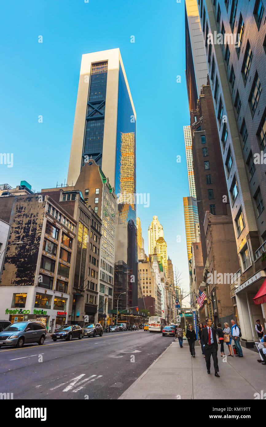 New york, Stati Uniti d'America - 6 maggio 2015: svincolo di Avenue of the Americas, o sesta avenue e West 57th street a Manhattan NYC. 432 Park Avenue edificio refl Foto Stock