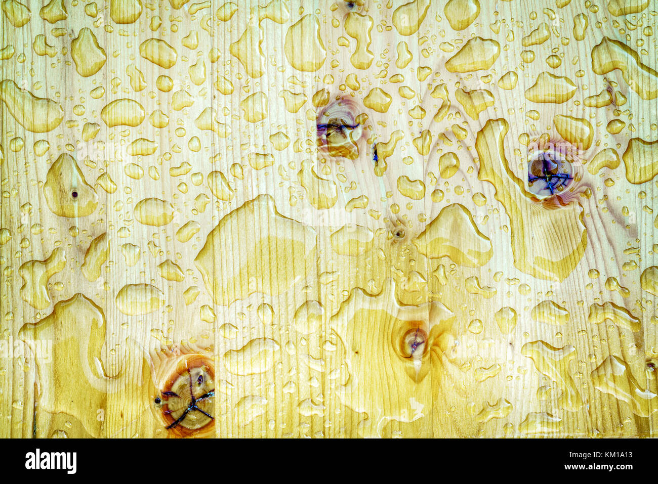 Close-up immagine di gocce di pioggia sulla superficie di legno Foto Stock