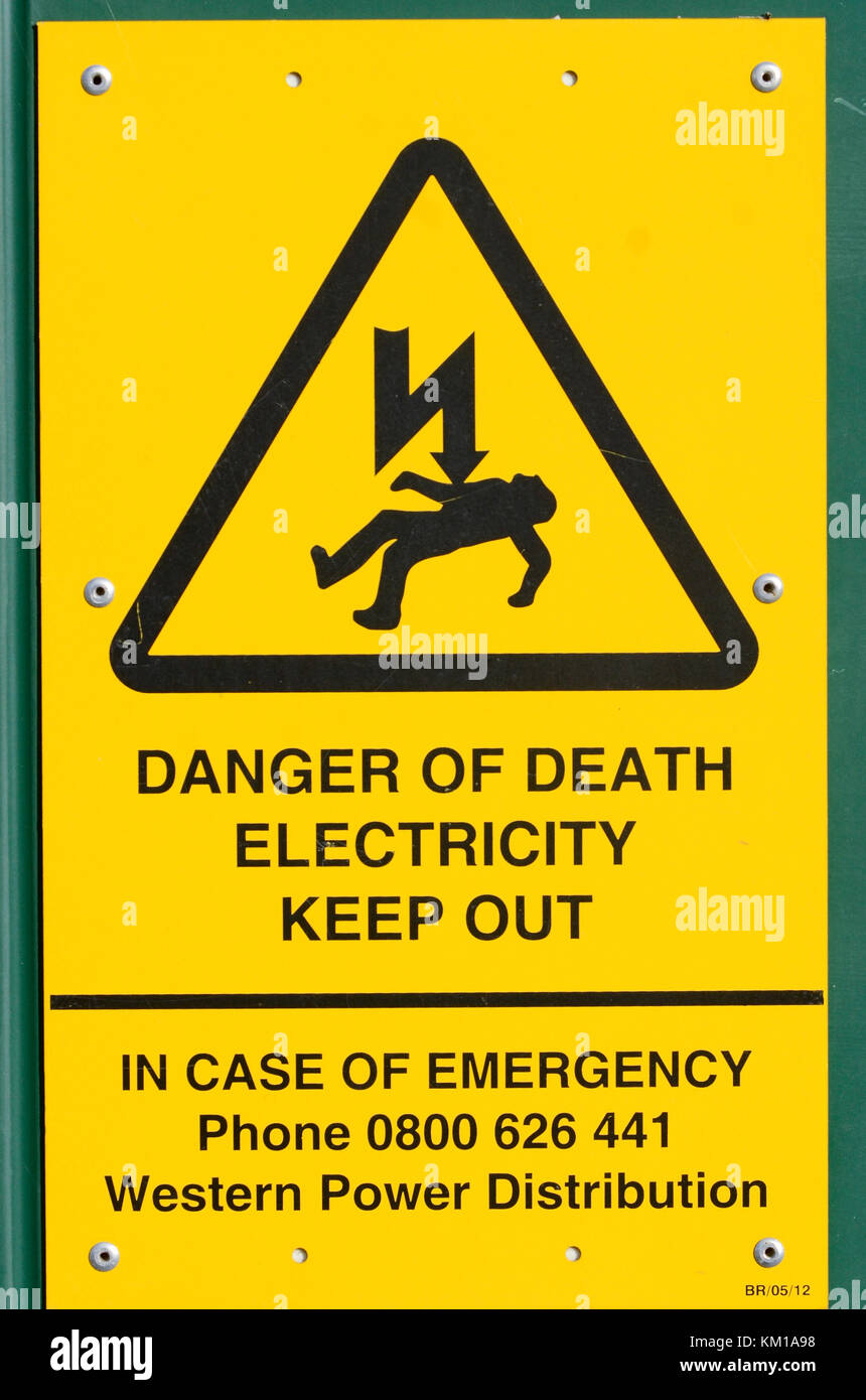 Pericolo di morte elettricità Tenere fuori segno sull'elettricità sub-stazione, West Midlands, Regno Unito. Foto Stock