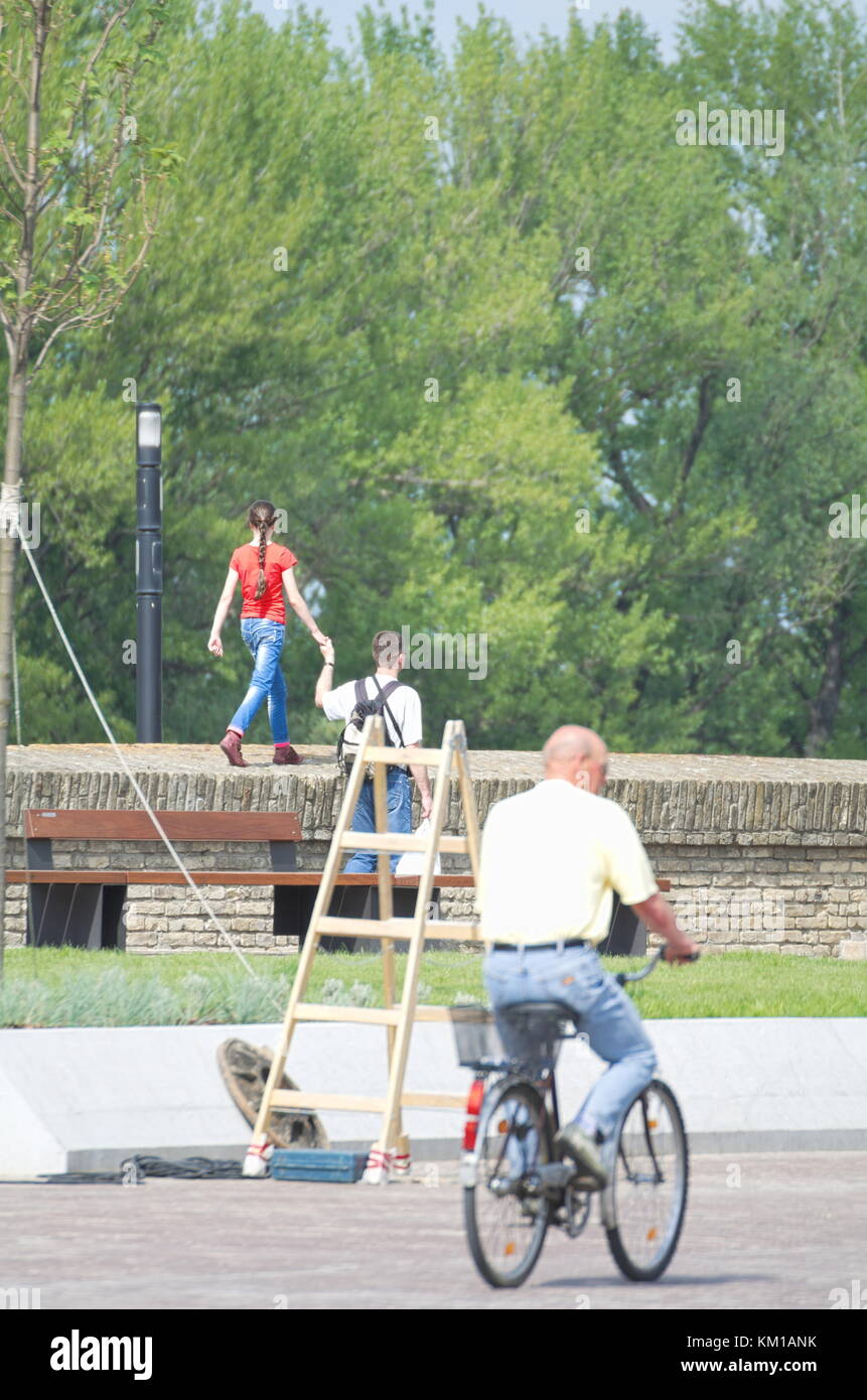 La gente a piedi e in bicicletta vecchio uomo sulla strada Foto Stock