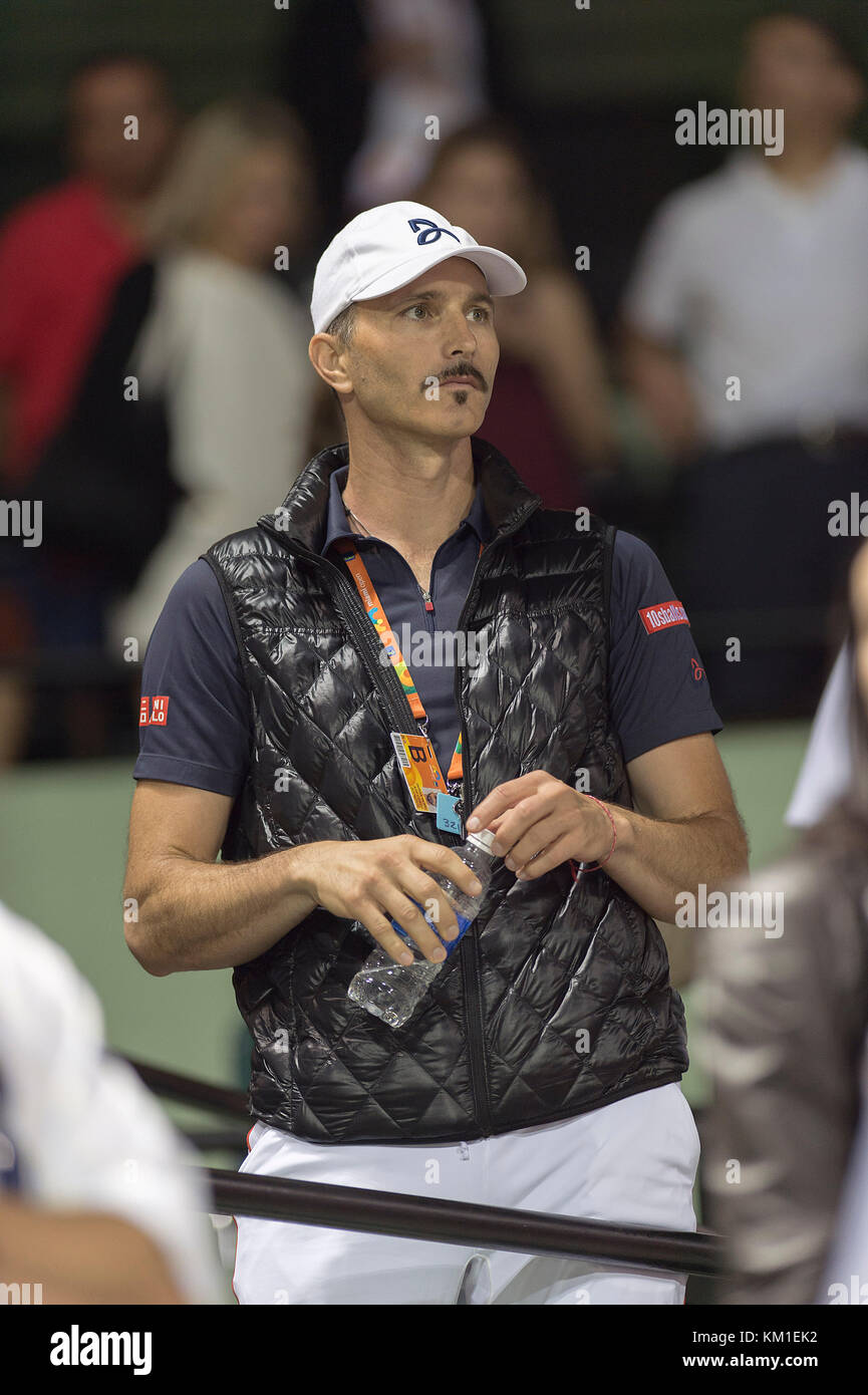 Key Biscayne, FL - MARZO 30: Dusan Vemic 'allenatore per il torneo', si siede in un assente Boris Becker durante la partita di Novak Djokovic dove ha sconfitto Tomas Berdych (CZE) 63 63 nelle finali del quartiere al Miami Open 2016 al Crandon Tennis Center a Key Biscayne Florida. Persone: Dusan Vemic Foto Stock