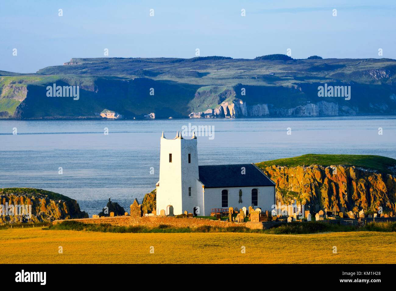 Ballintoy chiesa parrocchiale a Ballintoy porto vicino Bushmills sulla contea di Antrim coast road. Isola di Rathlin dietro. Irlanda del Nord Foto Stock