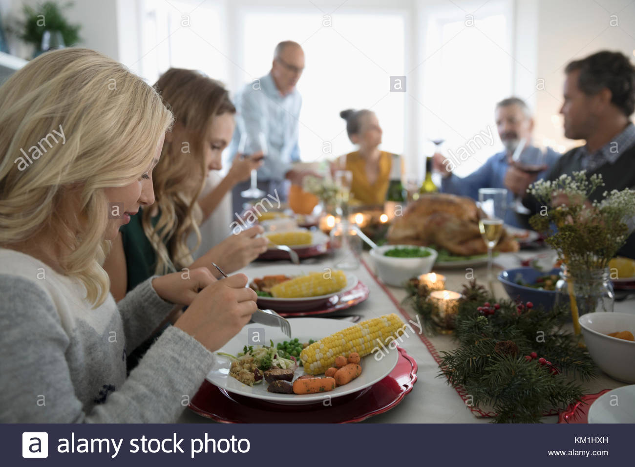 La famiglia e gli amici gustando la cena di Natale a tavola Foto Stock
