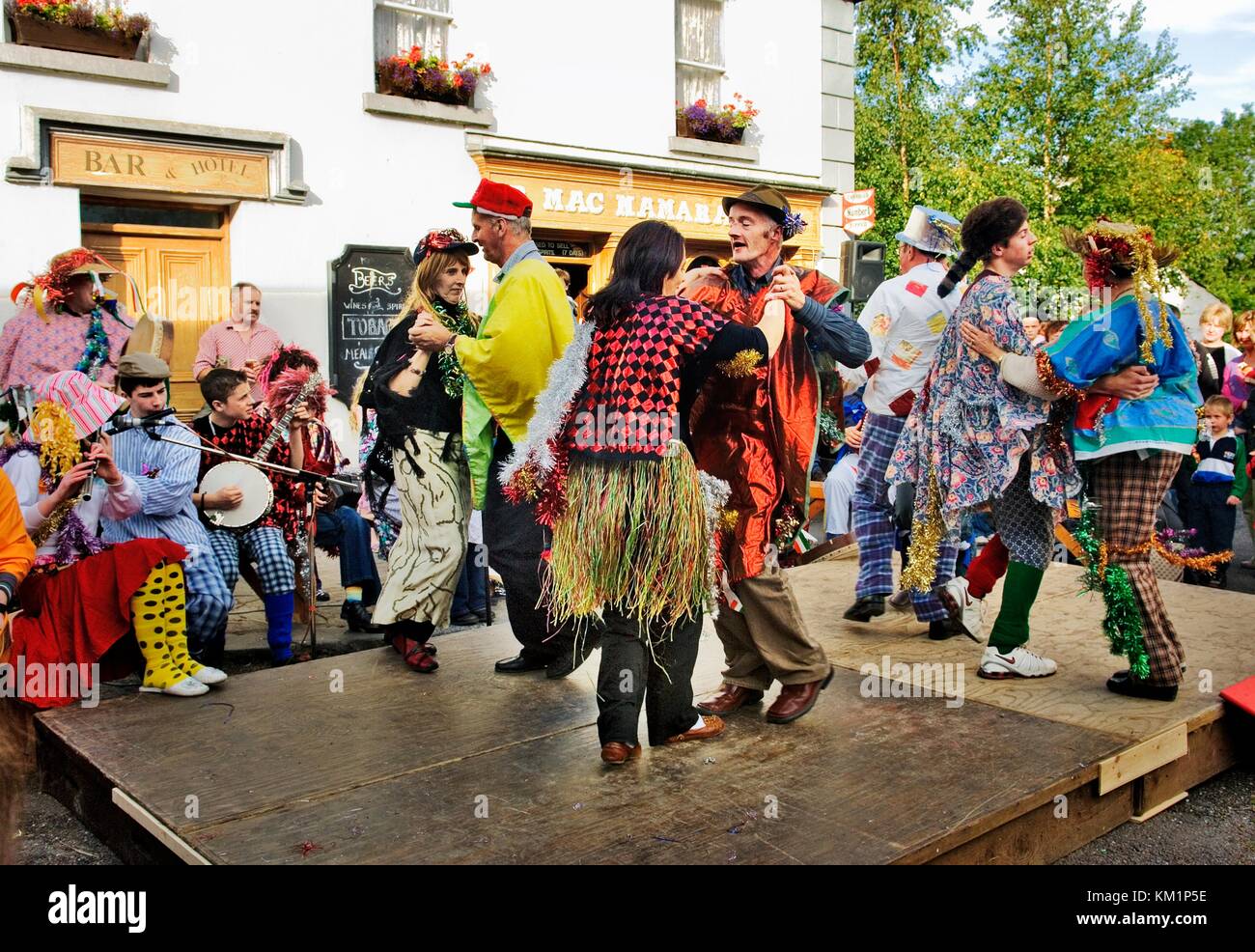 Bunratty Folk Park, Bunratty Castle, County Clare, Irlanda. Musica tradizionale irlandese balli folcloristici di fronte al pub del villaggio Foto Stock