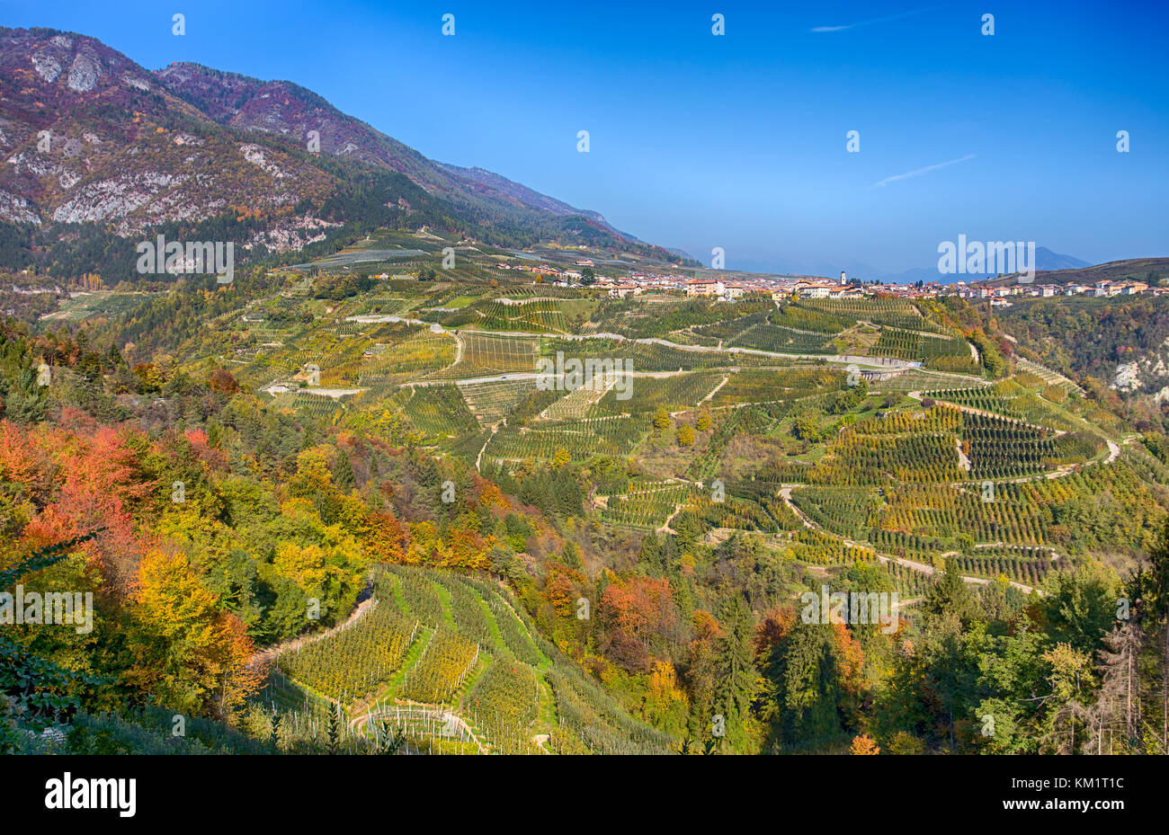Vista autunnale del comune di tuenno sullo sfondo della val di non, in trentino alto adige in provincia di Trento, Italia Foto Stock