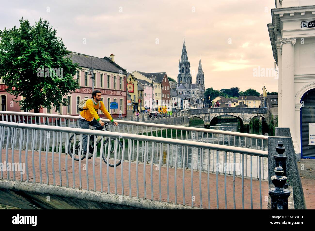 Al di là del fiume Lee dal fondo del Grand Parade a sud-ovest di Sullivan's Quay verso st finbarr cattedrale. La città di Cork, Irlanda. Foto Stock