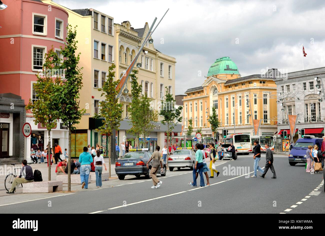 La città di Cork, nella contea di Cork, Irlanda. Guardando a nord-est attraverso St Patrick Street nel cuore del centro commerciale. Foto Stock La città di Cork, nella contea di Cork, Irlanda. Guardando a nord-est attraverso St Patrick Street nel cuore del centro commerciale. Foto Stock