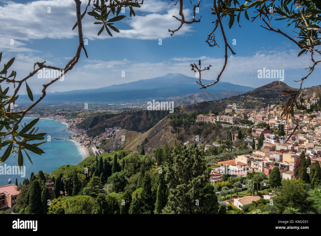 Vista dell'Etna su Taormina in Sizily Italia Foto Stock