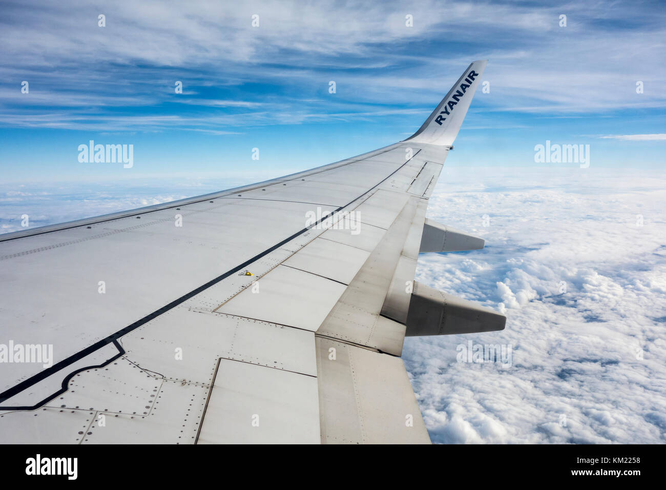 Vista da una finestra di piano di un parafango e il logo di Ryanair Foto Stock