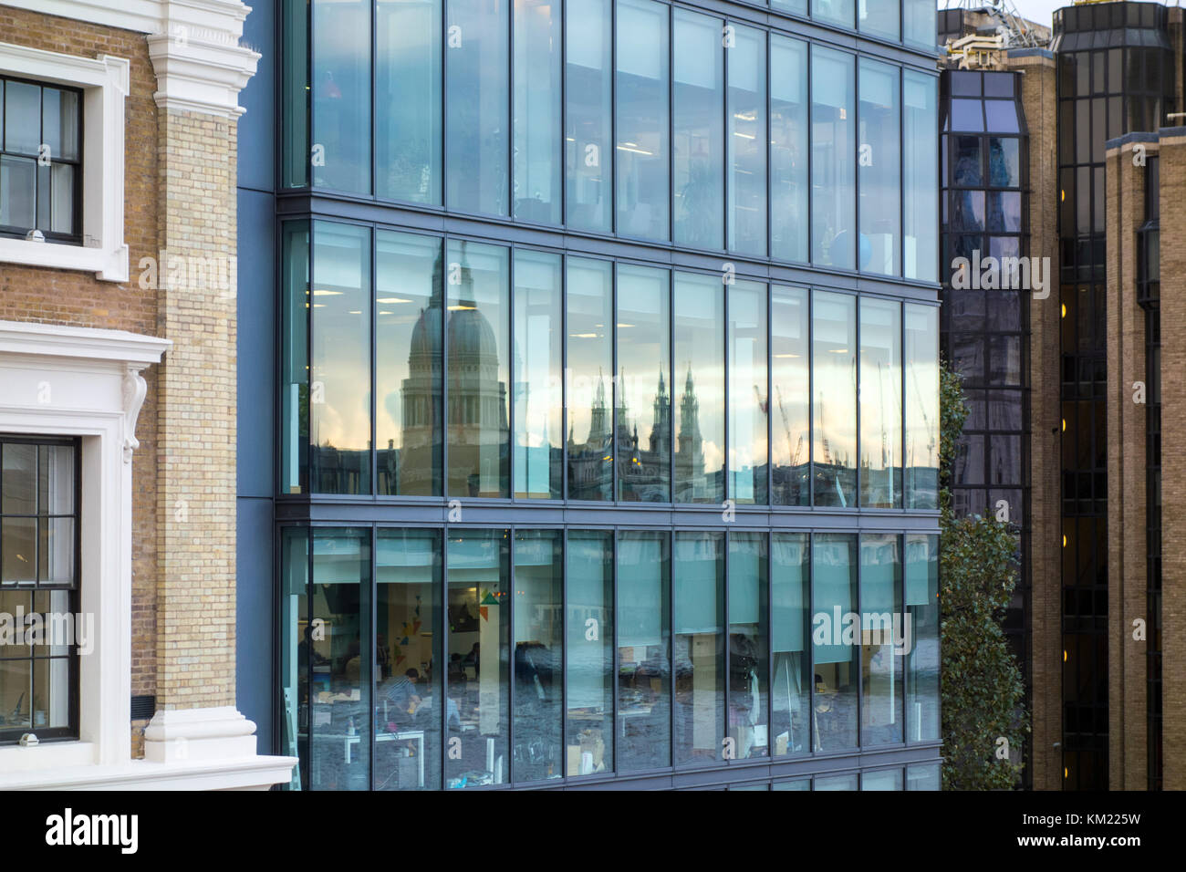 La riflessione della skyline di Londra nelle finestre di due London Bridge, Regno Unito Foto Stock