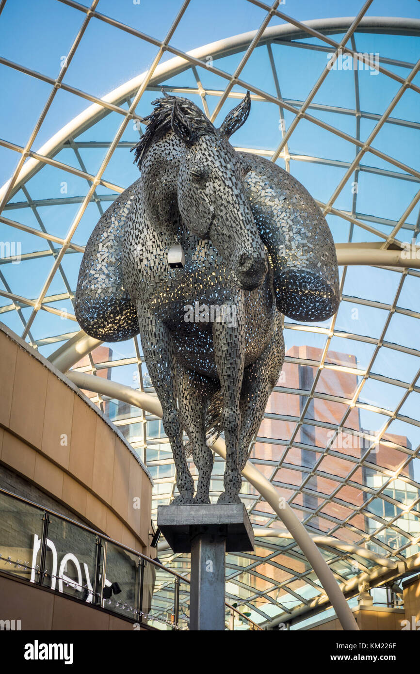 Scultura di cavallo, Equus, da Andy Scott sul display nella Trinità Leeds shopping center a Leeds, West Yorkshire, Regno Unito Foto Stock