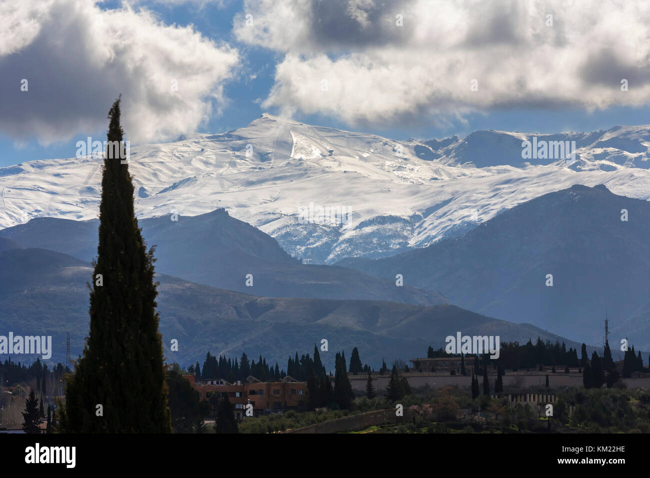 Vista dalla Torre de la Vela, Alcazaba, Alhambra di Granada, con le nevi della Sierra Nevada a distanza Foto Stock