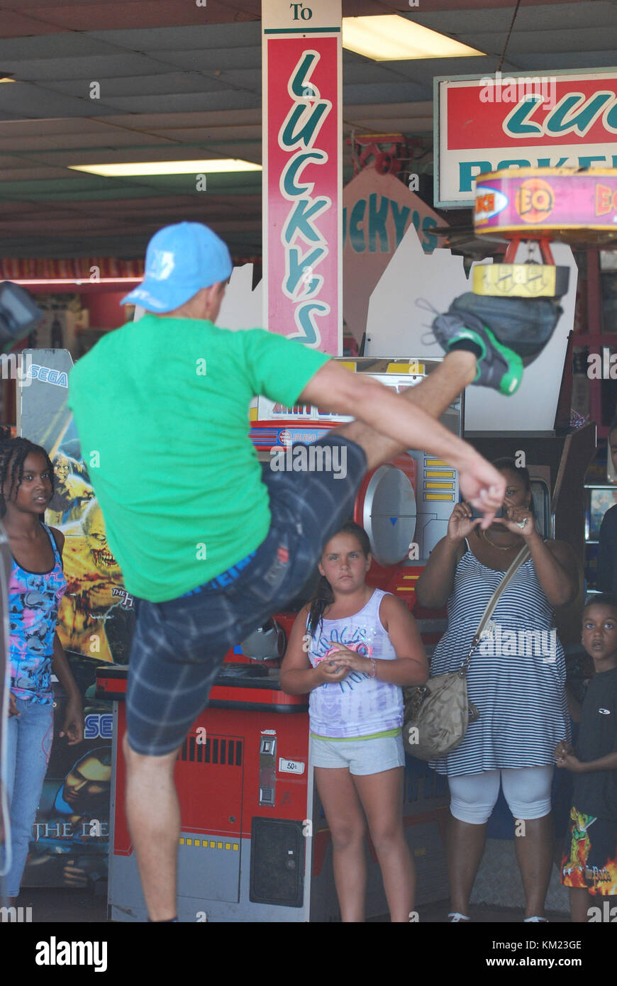 SEASIDE HEIGHTS, NJ - LUGLIO 26 Jennifer 'JWoww' Farley, Nicole Polizzi, Deena Nicole cortese; Ronnie Magro e Vinny Guadagnino girano in location per 'Jersey Shore' il 26 luglio 2011 a Seaside Heights, New Jersey People: Michael Sorrentino Foto Stock