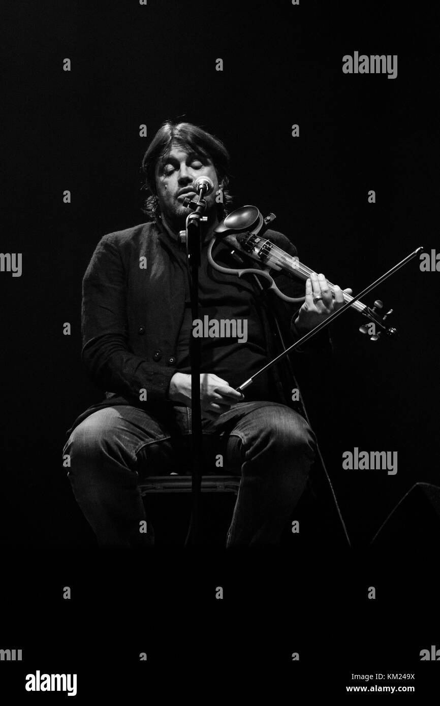 Vigevano, Italia. 2st dicembre, 2017. Cristiano De Andre suona un violino elettrico durante una performance live. Credito: Luca Quadrio/Alamy Live News Foto Stock