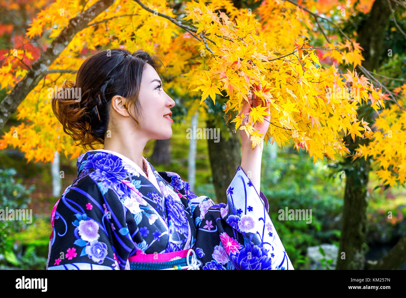 Donna asiatica indossando tradizionale giapponese kimono in autunno park. Giappone Foto Stock