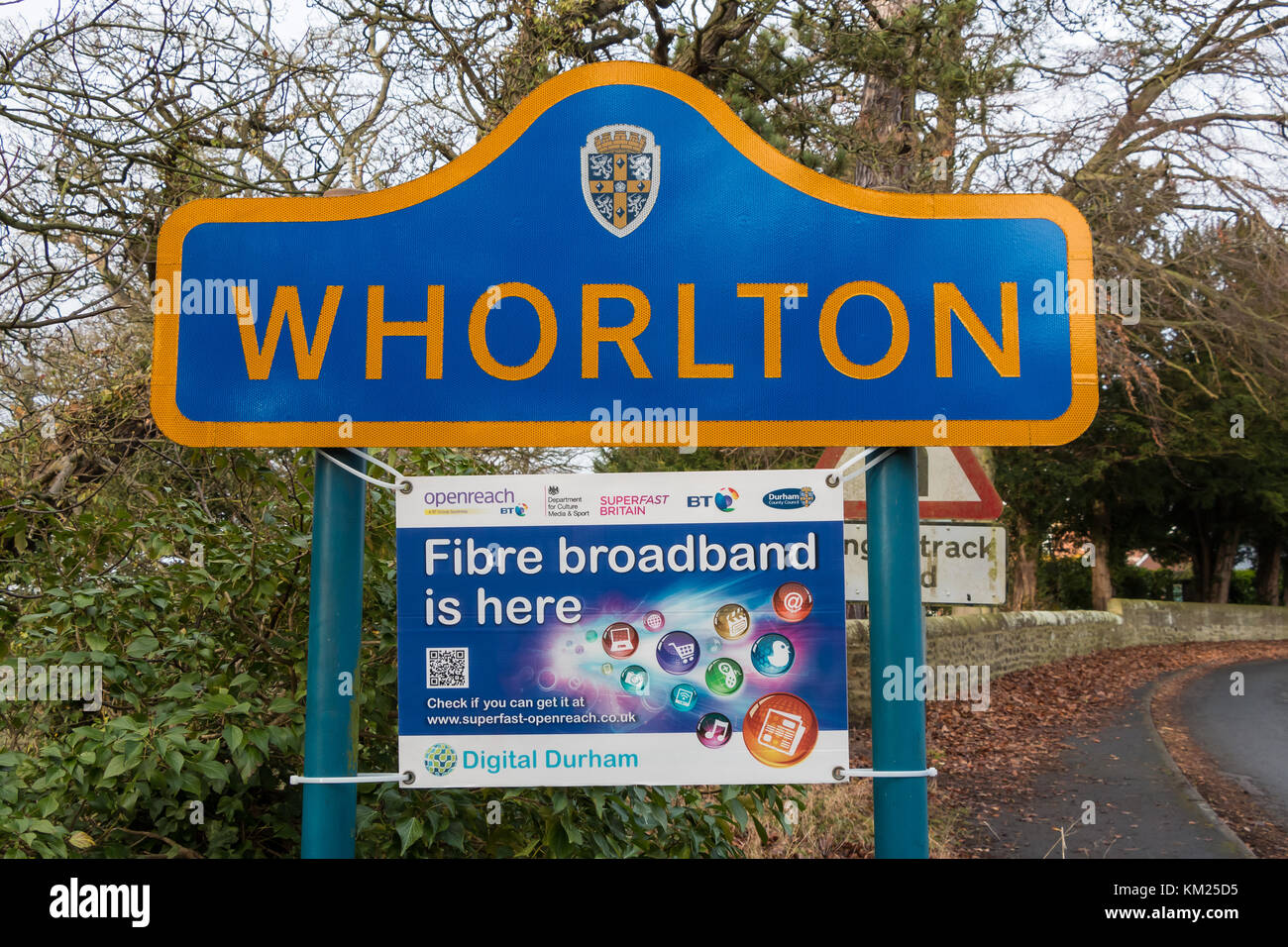 BT Openreach segno che annuncia l'arrivo della Superfast a banda larga in fibra nel rurale Teesdale villaggio di Whorlton, County Durham, Regno Unito Dicembre 2017 Foto Stock