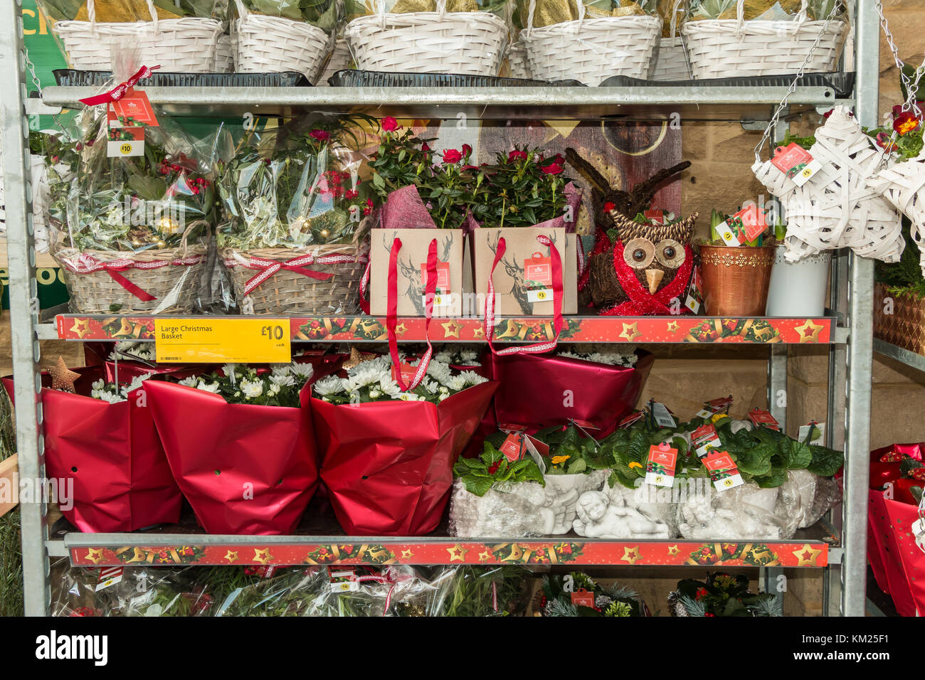 Un display di regalo floreale di regali di Natale al di fuori di un supermercato Morrisons. Dicembre 2017 Foto Stock