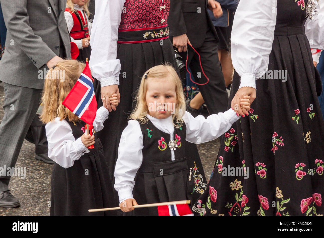VERDAL, Norvegia - 17 Maggio 2017: giornata nazionale in Norvegia. I norvegesi al tradizionale celebrazione e corteo in maggio 17, 2017 in Verdal. Persone su parde essere Foto Stock