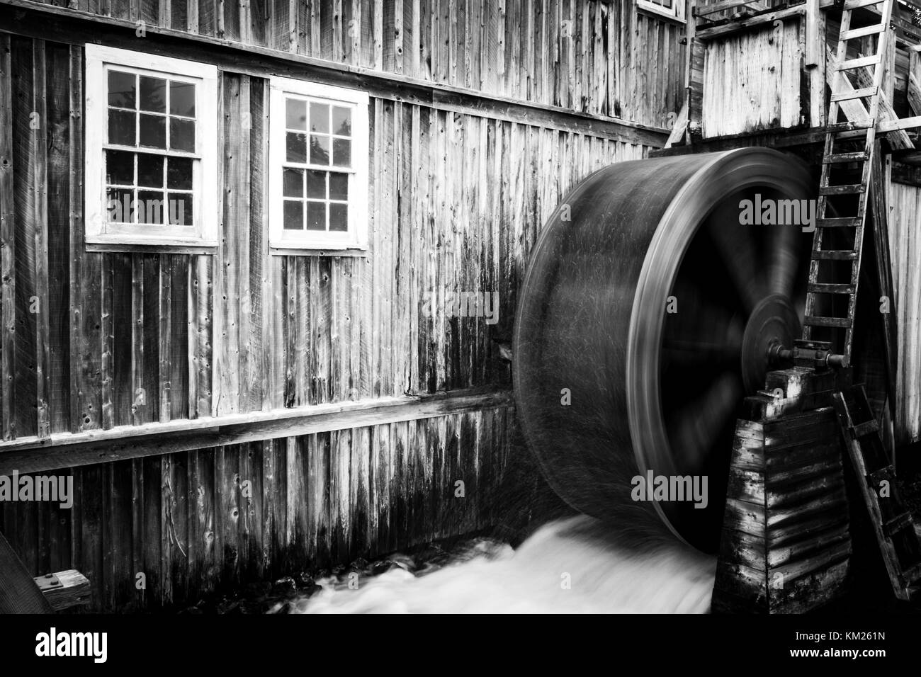 Una lunga esposizione, in bianco e nero, immagine di una segheria ruota di acqua al villaggio di Sherbrooke, Nova Scotia, Canada. Foto Stock