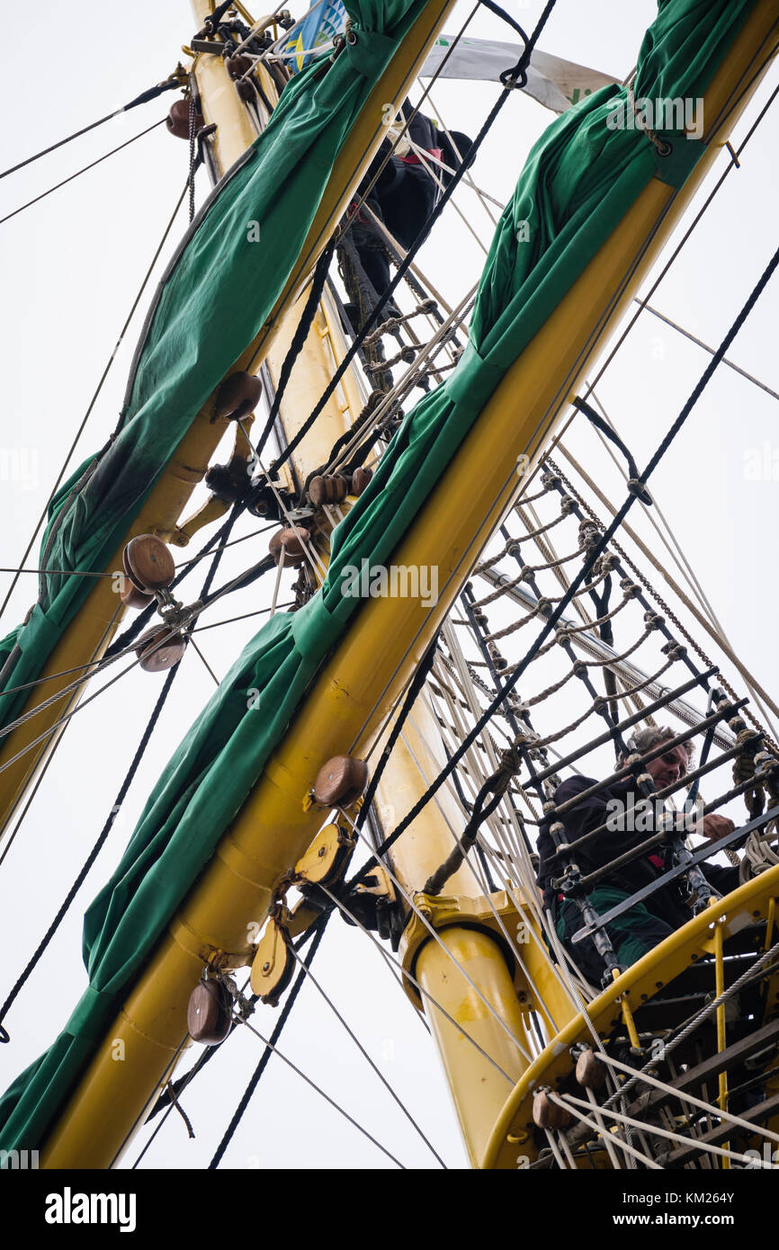 I tirocinanti si arrampicano sulla nave tedesca Alexander von Humboldt 2 a Halifax, Nuova Scozia. Foto Stock