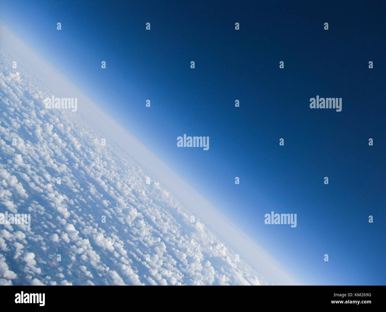 I trend con orizzonte di riferimento e le nuvole del pianeta Terra come si vede dall'alto in questa antenna immagine presa da un alta altitudine palloncino meteo Foto Stock