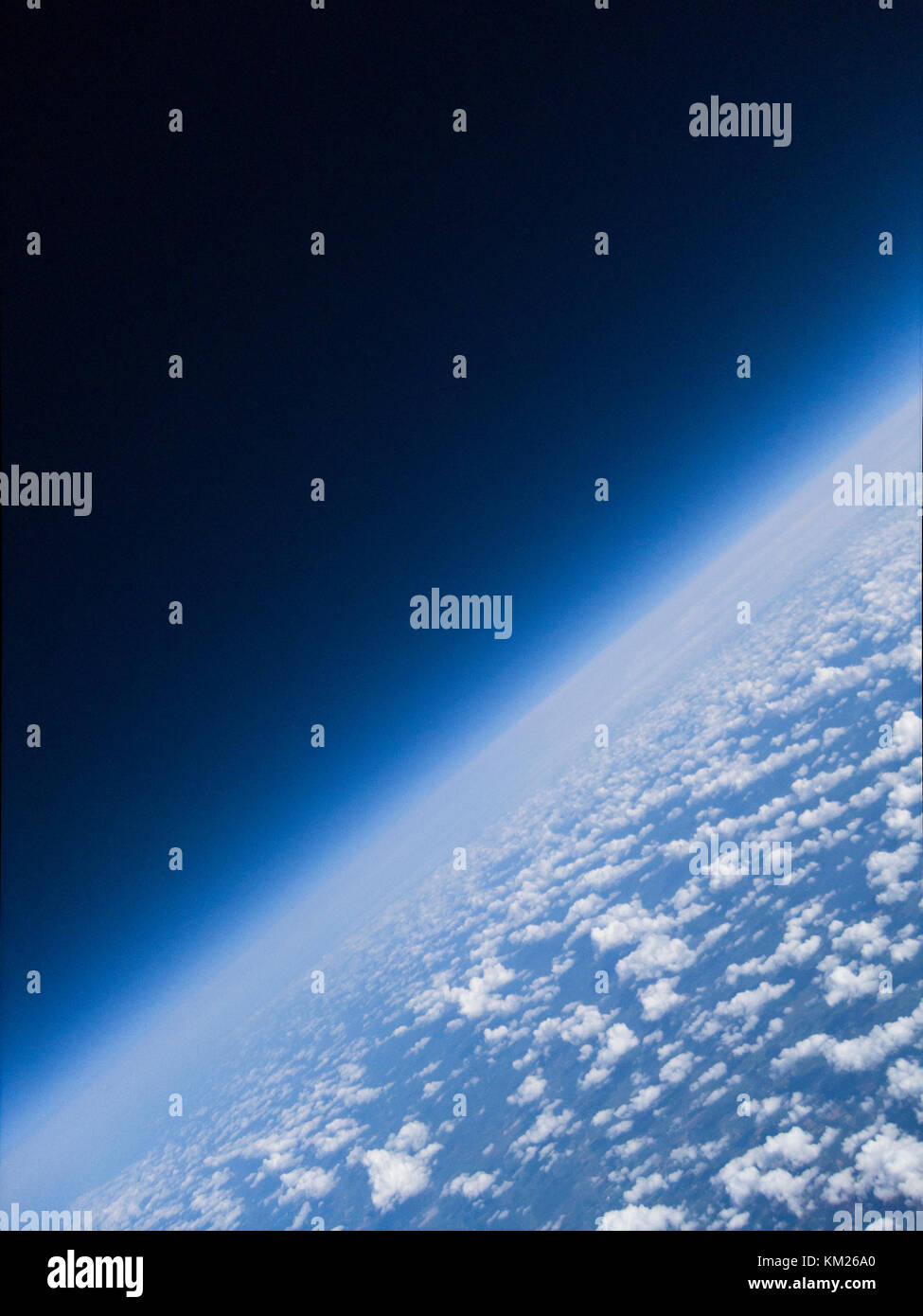 I trend con orizzonte di riferimento e le nuvole del pianeta Terra come si vede dall'alto in questa antenna immagine presa da un alta altitudine palloncino meteo Foto Stock