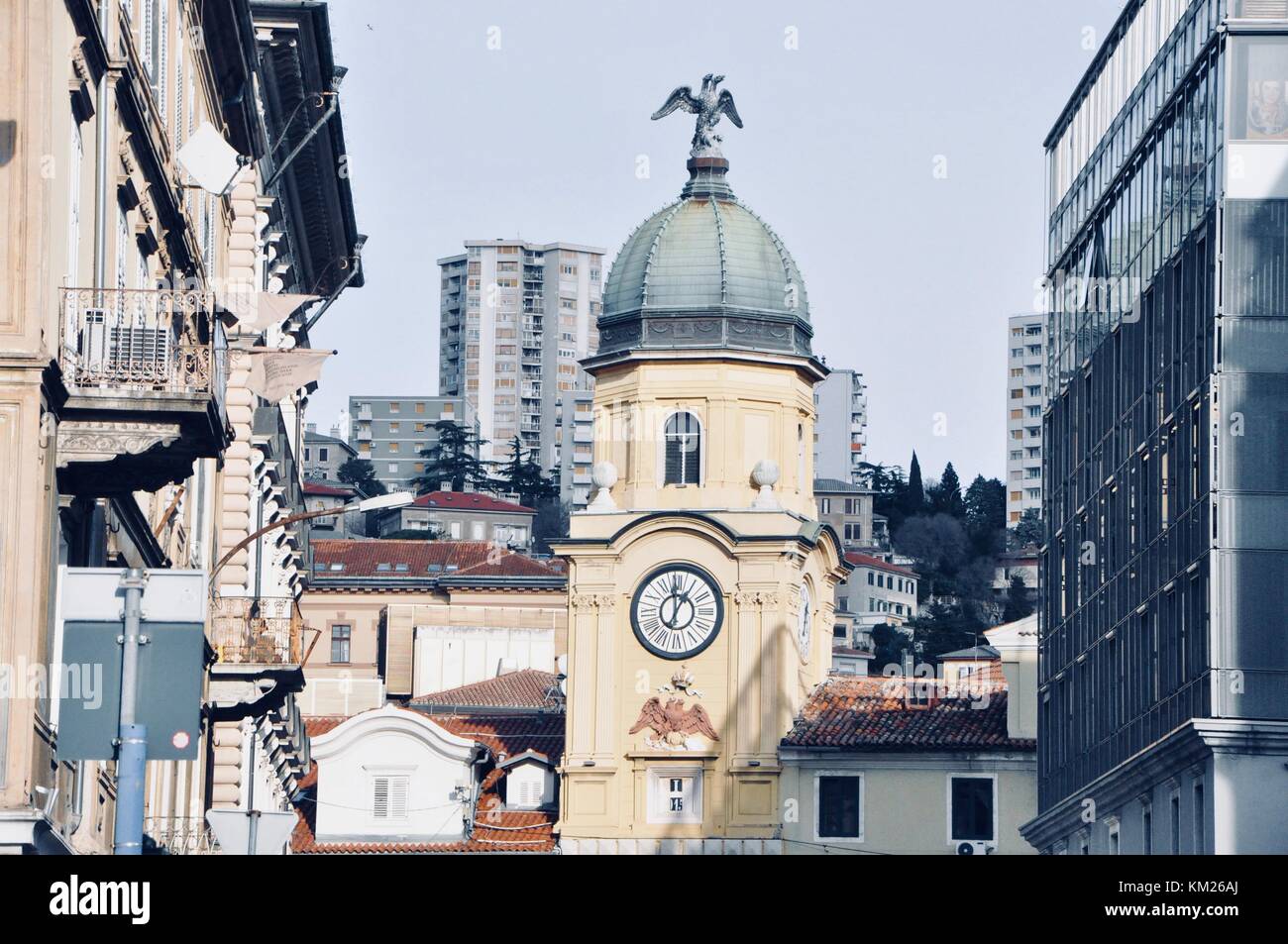 Centro citta' di Rijeka con la torre con orologio sulla strada principale della città vecchia Foto Stock