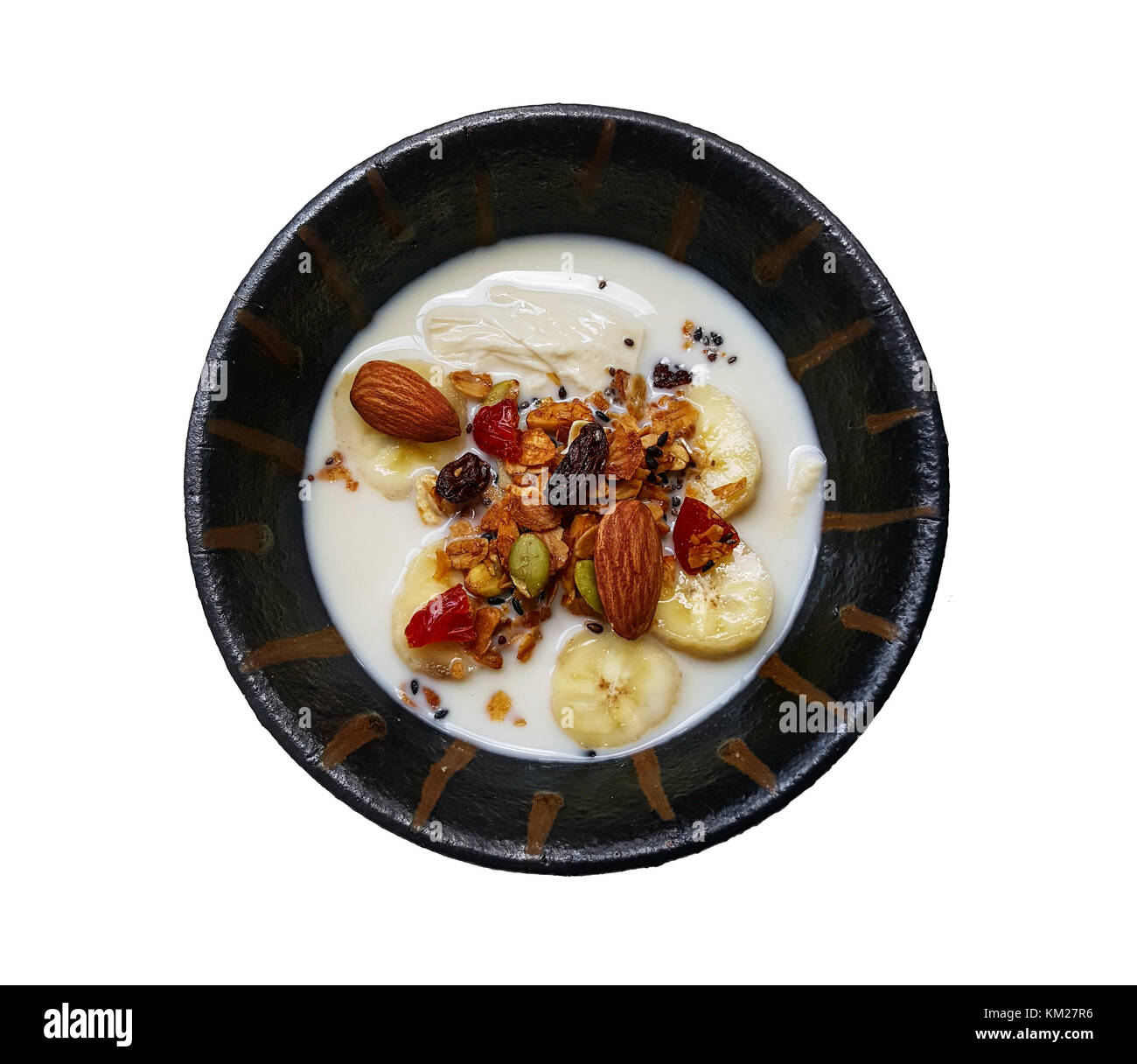 Il Granola cotta e frutti di bosco con latte di soia e banana in una piccola ciotola su sfondo bianco, fragole, mirtilli, vista dall'alto del sano muesli foo Foto Stock