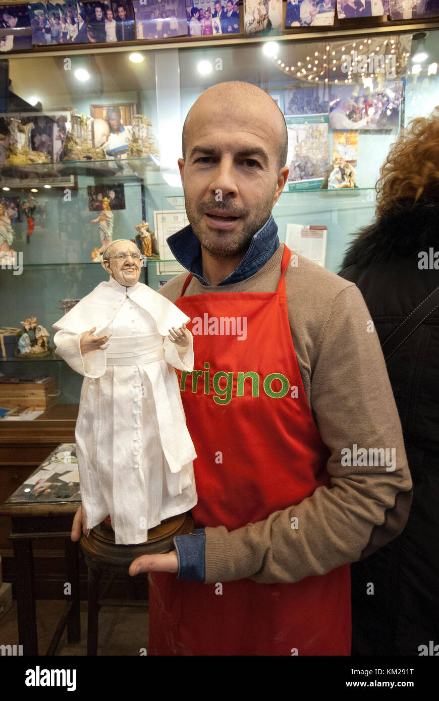 L'artigiano Marco Ferrigno nel suo famoso negozio con la statua in terracotta di Papa Francesco, Via San Gregorio Armeno a Napoli, campania, Italy Foto Stock