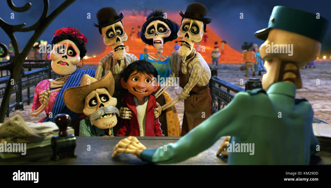 Coco è un 2017 American 3D del computer-musicali animate fantasy film prodotto da Pixar Animation Studios e rilasciato da Walt Disney Pictures. Basato su un'idea originale da Lee Unkrich, è diretto da Unkrich e co-diretto da Adrian Molina. Questa fotografia è per il solo uso editoriale ed è il copyright del film company e/o il fotografo assegnato dal film o società di produzione e può essere riprodotto solo da pubblicazioni in congiunzione con la promozione del film di cui sopra. Un credito per il film company è richiesto. Il fotografo deve anche essere accreditato quando noto. Foto Stock