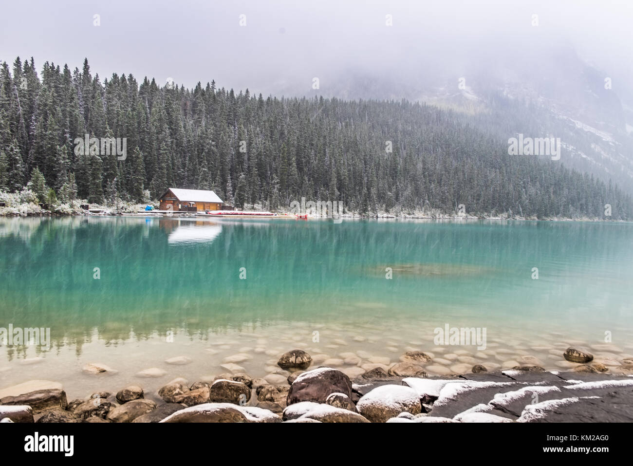 Il lago Louise in un giorno di neve Foto Stock