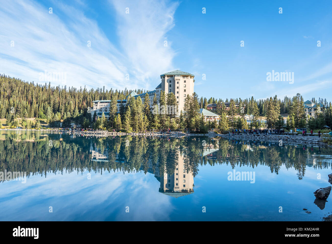 Riflesso nell'acqua del Lago Louise, Alberta Foto Stock