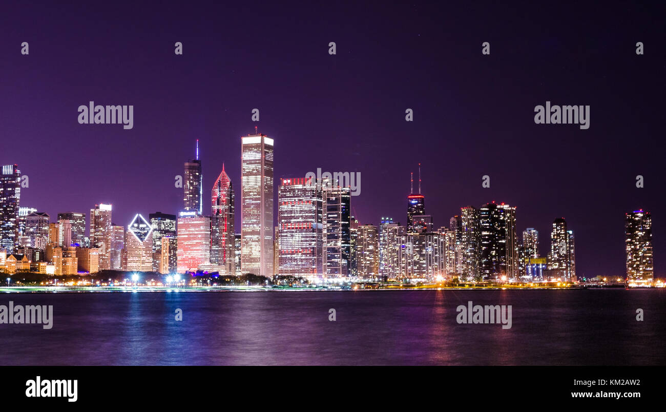 Sullo skyline di chicago di notte Foto Stock