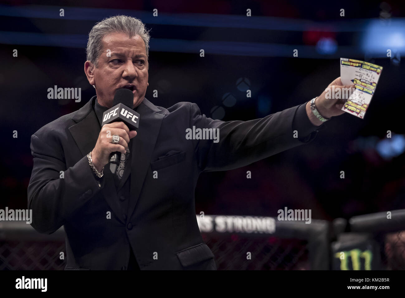 Detroit, Michigan, Stati Uniti d'America. 2° dic, 2017. 16 settembre 2017: Bruce Buffer annuncia durante UFC 218 a Little Caesars Arena di Detroit, Michigan. Credito: Scott Taetsch/ZUMA filo/Alamy Live News Foto Stock