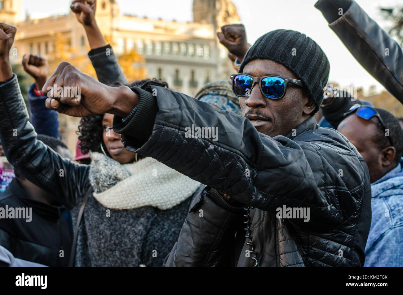 Barcellona, in Catalogna, Spagna. 3 dicembre, 2017. diversi manifestanti hanno visto alzando le braccia come un simbolo del black power durante la protesta. circa 300 persone hanno dimostrato contro la schiavitù in Libia marciando attraverso il centro di Barcellona. Molte delle persone che cercano di raggiungere l'Europa dall'Africa sono costretti a lavorare per i loro rapitori in Libia e la Libia è la soglia dell' Europa in cui i migranti sono in attesa di attraversare il mare mediterraneo. Credito: copyright paco freire/sopa/zuma filo/alamy live news Foto Stock