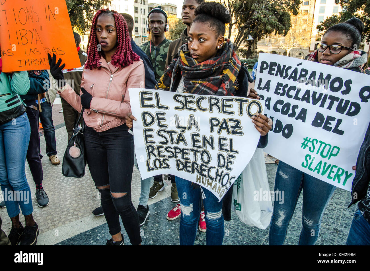 Barcellona, in Catalogna, Spagna. 3 dicembre, 2017. due giovani ragazze visto che mostra poster contro la schiavitù in Libia. circa 300 persone hanno dimostrato contro la schiavitù in Libia marciando attraverso il centro di Barcellona. Molte delle persone che cercano di raggiungere l'Europa dall'Africa sono costretti a lavorare per i loro rapitori in Libia e la Libia è la soglia dell' Europa in cui i migranti sono in attesa di attraversare il mare mediterraneo. Credito: copyright paco freire/sopa/zuma filo/alamy live news Foto Stock