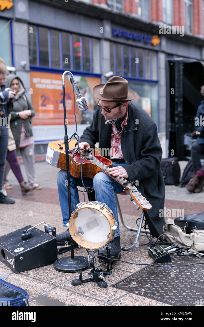 Dublino, Irlanda. 3 dicembre, 2017. One Man Band o Orchestra uomo musicista di strada di Grafton Street a Dublino portando il Natale saluti agli acquirenti. Foto Stock