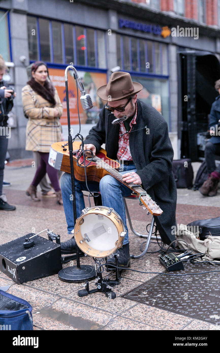Dublino, Irlanda. 3 dicembre, 2017. One Man Band o Orchestra uomo musicista di strada di Grafton Street a Dublino portando il Natale saluti agli acquirenti. Foto Stock