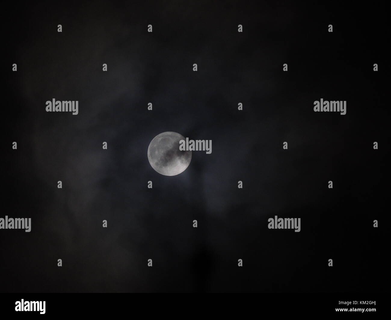 Sheerness, Kent, Regno Unito. 3 dicembre, 2017. Regno Unito Meteo: la piena supermoon oltre Sheerness. Credito: James Bell/Alamy Live News Foto Stock